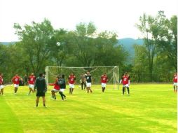 El cuadro universitario, durante su entrenamiento en el Club Deportivo La Primavera. Foto: @LeonesNegrosCF. ESPECIAL /