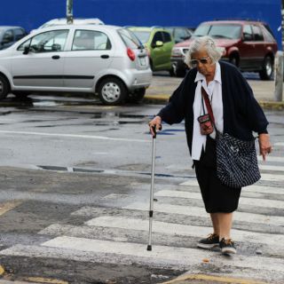 Adultos mayores deben cuidar sus pies para evitar problemas al caminar