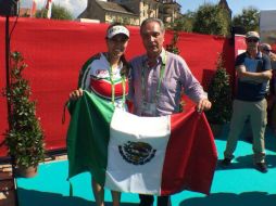 La jalisciense posa con el embajador mexicano en Suiza. ‏Foto: @jcastrovallek. ESPECIAL /