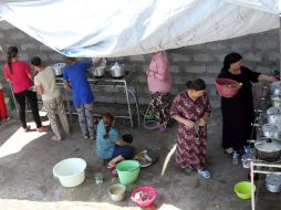 Refugiados cristianos iraquíes albergan en la Iglesia de San José en Erbil, obligados a huir de militantes del Estado Islámico. EFE /