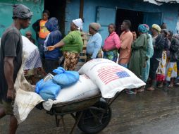 Pobladores de Monrovia esperan para recibr despensa por parte de la Cruz Roja de Liberia. AFP /