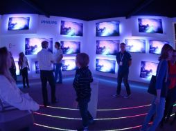 Visitantes de la feria internacional más grande de Europa recorren los stands de la IFA. EFE /