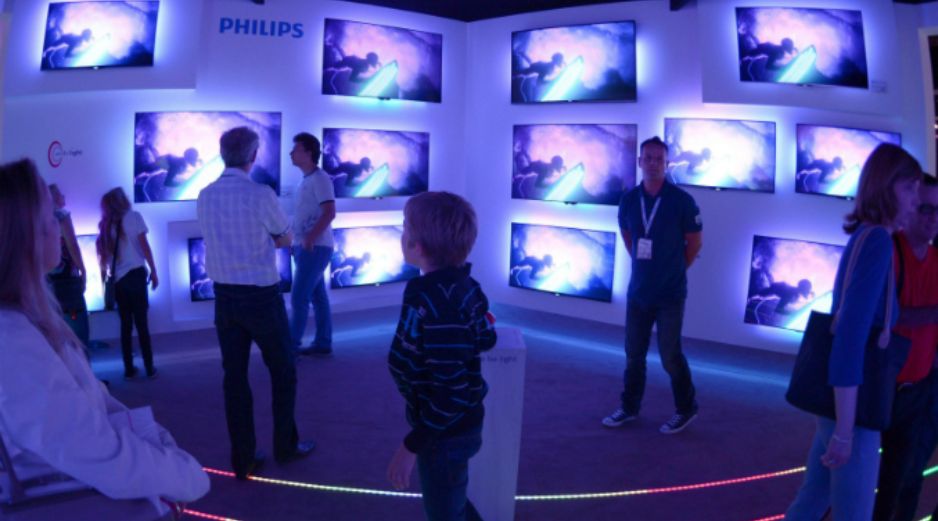 Visitantes de la feria internacional más grande de Europa recorren los stands de la IFA. EFE /