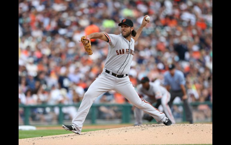 El abridor Madison Bumgarner lanza seis entradas y dirige a los Gigantes a una victoria sobre los Tigres. AFP /