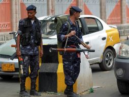 Soldados de Yemen revisan los automóviles que se acercan al corazón del país. AFP /