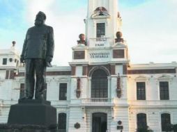 En la explanada de El Faro, se erige este monumento a Carranza, una estructura de bronce de seis metros de altura.  /