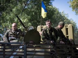 Soldados ucranianos sobre un tanque en la ciudad de Slaviansk, Ucrania. EFE /