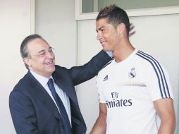 El presidente del Real Madrid, Florentino Pérez saluda a Cristiano Ronaldo tras un entrenamiento en Valdebebas. EFE /