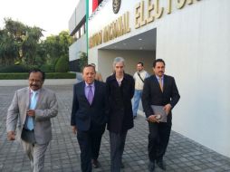 Jesús Zambrano y Pamela San Martín (al centro) en camino a la instalacion de la comisión. Foto: @INEMexico. ESPECIAL /