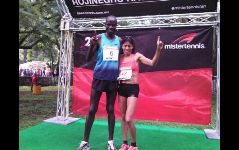 Los ganadores posan felices luego de una larga competencia en Zapopan.  /