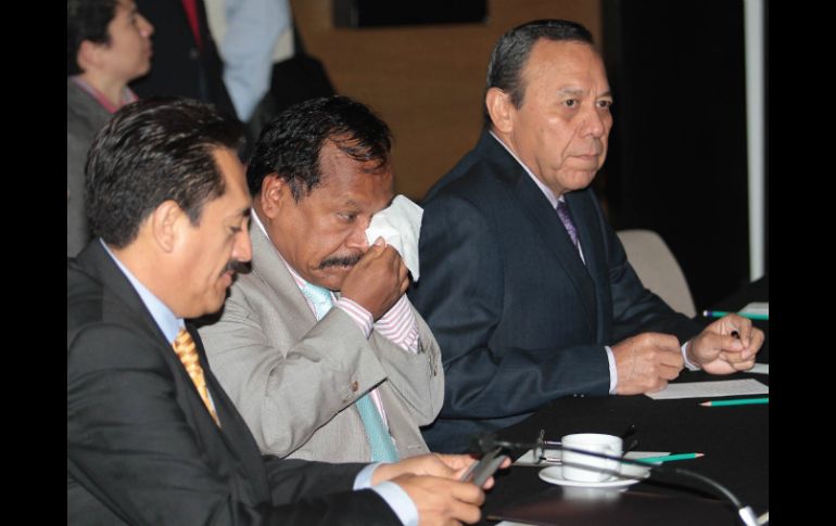 Zambrano Grijalva (d) aseveró que el partido hará su mayor esfuerzo para que la jornada transcurra en calma. NTX /