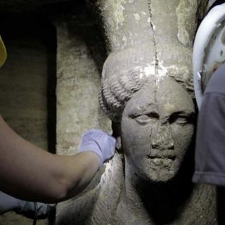 Descubren dos cariátides en la mayor tumba conocida en Grecia