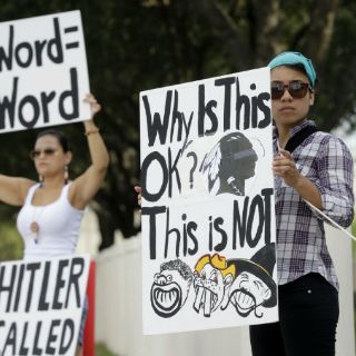 Manifestantes protestan por nombre de Pieles Rojas