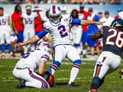 Dan Carpenter anota un gol de campo de 27 yardas para ganar el partido. EFE /