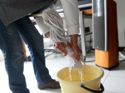 Las trabajadoras del hogar suelen encargarse de la limpieza, el planchado y lavado de ropa, así como el cuidado de los niños. ARCHIVO /
