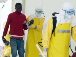 Trabajadores de salud llegan con un paciente pontencialmente contaminado a un hospital en Monrovia. AFP /