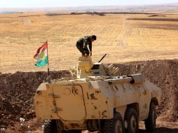 Un combatiente iraquí ocupa una posición en la línea de frente en Khazer, al norte de Iraq. AFP /