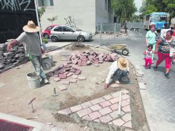 Primer cuadro. Las obras que facilitan la movilidad de peatones obligan a los transeúntes a caminar por un carril del arroyo vehicular.  /