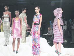 Propuesta. Destacan escotes, estampados y brillantes colores. EFE /