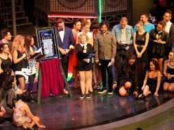 Las integrantes del grupo Flans develaron la placa alusiva de esta puesta en escena. NTX /