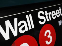 El índice de  títulos bancarios, tecnológicos, industriales y de seguros, registra una alza y opera en cuatro mil 598.43 unidades. AP /