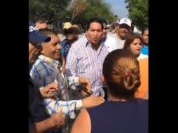 El diputado perredista Jorge Valdez Vargas reacciona con un golpe tras la acusación. FACEBOOK Queremos Un Nuevo Laredo  /
