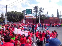 Automovilistas se muestran enojados porque los manifestantes les cierran el paso, sin que agentes de la Semov hagan algo.  /