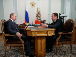El presidente ruso Vladimir Putin escucha al primer ministro ruso, Dmitri Medvedev. AP /