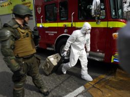 En la estación trabajan decenas de bomberos y agentes antibombas con trajes de seguridad. AP  L. Hidalgo  /
