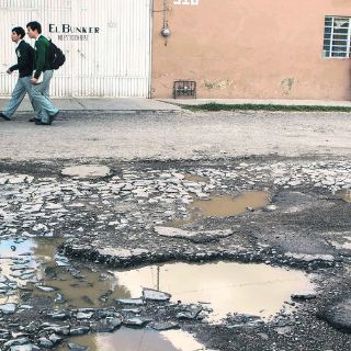 Urgen vecinos de Tlaquepaque solución a calle minada de baches