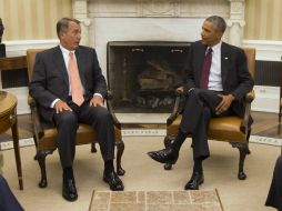 Obama (d) se reúne con el republicano John Boehner (i) y otros legisladores para hablar sobre la ofensiva. AP  E. VUCCI  /