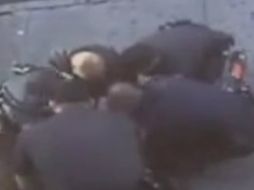 La policía da una severa golpiza a un joven latino que se encontraba a las afueras de su edificio. YOUTUBE  BestNewsOn  /