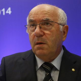 La UEFA decidirá sobre comentarios racistas de Carlo Tavecchio