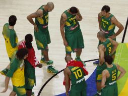 Los jugadores de la Verdeamarelha, decepcionados por la derrota. EFE J. Martin  /