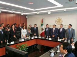 El jefe de Gobierno entrega a senadores su propuesta para elevar el salario mínimo a 82.86 pesos diarios. TWITTER @ManceraMiguelMX ESPECIAL /