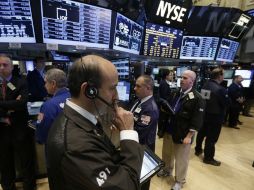 El Dow Jones ganó 54.39 puntos, hasta situarse en las 17 mil 68.26 unidades. AP ARCHIVO /