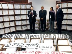 López Obrador entrega las 2.7 millones de firmas para solicitar una consulta popular en materia energética. EL UNIVERSAL  L. MORALES  /