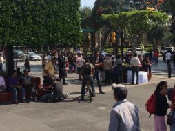 Por la mañana, varios comerciantes se preparaban con carteles para exigir sus necesidades. EL INFORMADOR O.García  /