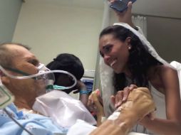 Lisa sujetó las manos de su padre que se encontraba sin fuerzas recostado en la cama y comenzó a bailar junto a él. YOUTUBE  boxsoy  /