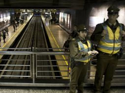 Policías chilenos montan guardia dentro de la estación La Moneda en el metro. AFP  ARCHIVO  /