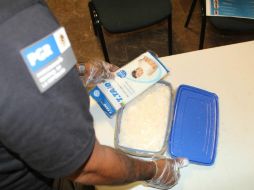 El kilo 300 gramos de la metanfetamina se encontró en un contenedor doméstico rectangular de plástico. EL INFORMADOR  /