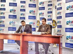 El procurador de Justicia del estado, Carlos Zamarripa Aguirre (i), informa de las detenciones. TWITTER ‏@PGJEGUANAJUATO  /