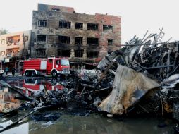 Bomberos vigilan la zona donde estalló un coche bomba de los islamistas en Bagdad. AP  K. MOHAMMED  /