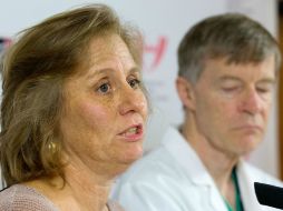 Debbie Sacra, esposa del paciente enfermo, habla en el hospital de Nebraska. AP Photo J. Burnett  /