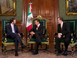 Viktor Elbling (i), nuevo embajador alemán, habla con Peña Nieto (c) y Meade Kuribreña (d). ESPECIAL  presidencia.gob.mx  /