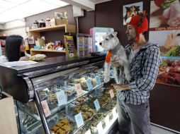 Desde luego los productos no son baratos y parecieran costar más que la comida para humanos. AP  F. Vergara  /