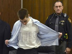 T.J. Lane purgaba tres sentencias de cadena perpetua por la muerte de tres de sus compañeros. AP ARCHIVO /