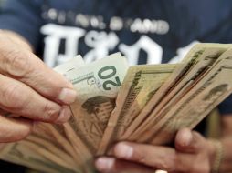 El tipo de cambio para solventar obligaciones en moneda extranjera pagaderas en el país es de 13.2644 pesos. EL INFORMADOR ARCHIVO /