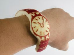 'Es todo lo que nunca quisimos que fuera un reloj' es la descripción en la imagen que el autor japonés le da. TWITTER @sinomoritsukasa  /