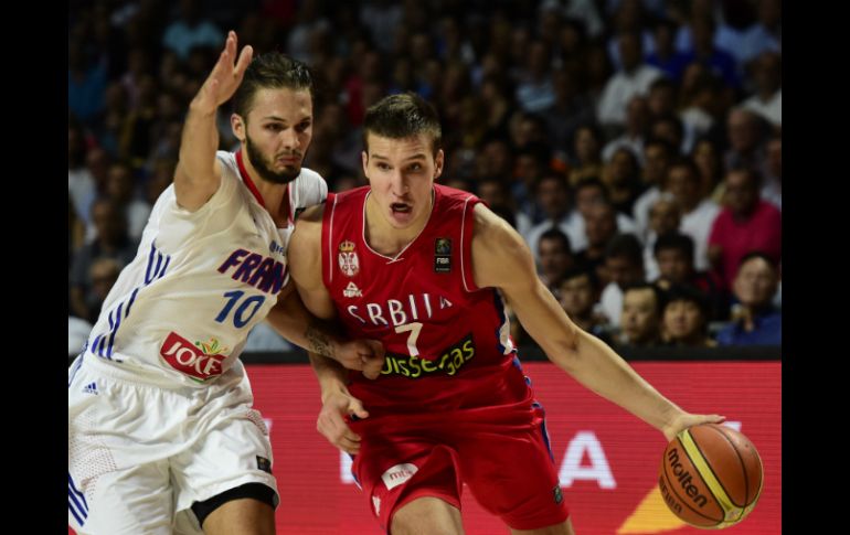 Acción de juego entre Bogdan Bogdanovic (d) de Serbia y Evan Fournier (i) de Francia. AFP  J. Soriano  /